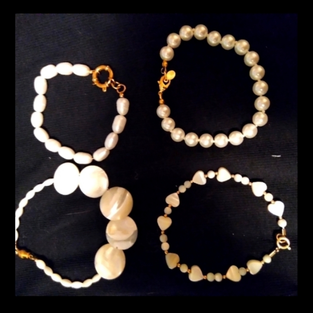 Set of 4 pearl/faux pearl bracelets